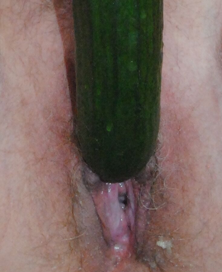 20P Loira platinada madura Dimonty se masturba com uma banana e um pepino