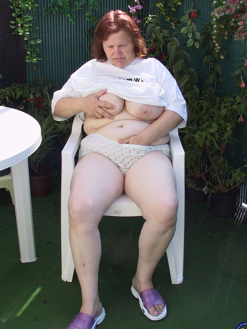 21P Ruiva BBW Berta leva um brinquedo enorme em sua buceta madura e ordenha um pau