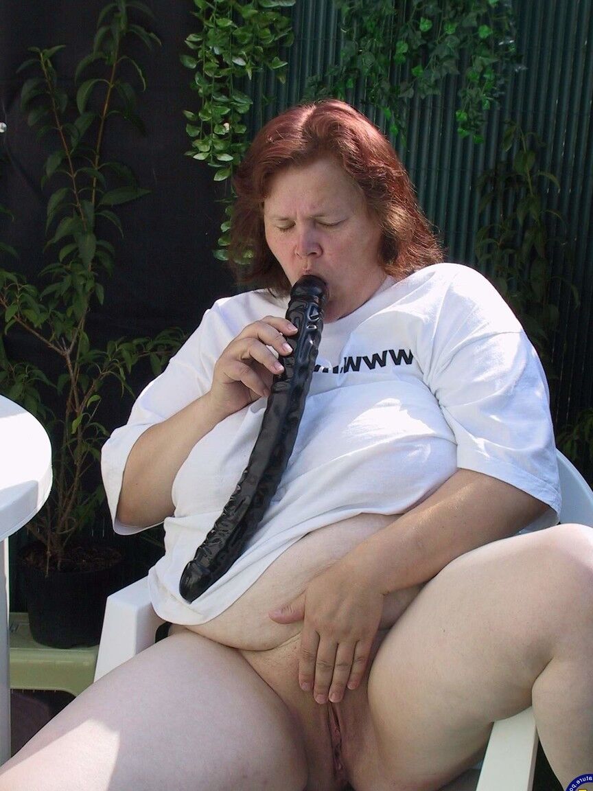21P Ruiva BBW Berta leva um brinquedo enorme em sua buceta madura e ordenha um pau