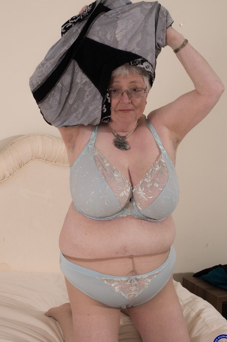 21P Kinky mamie Caroline V caresse ses gros seins