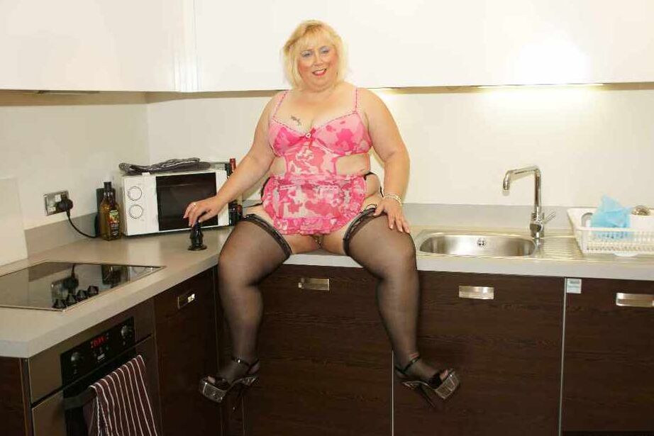 20P Maduro BBW Lexie Cummings se masturba em sua cozinha com um vibrador de sucção