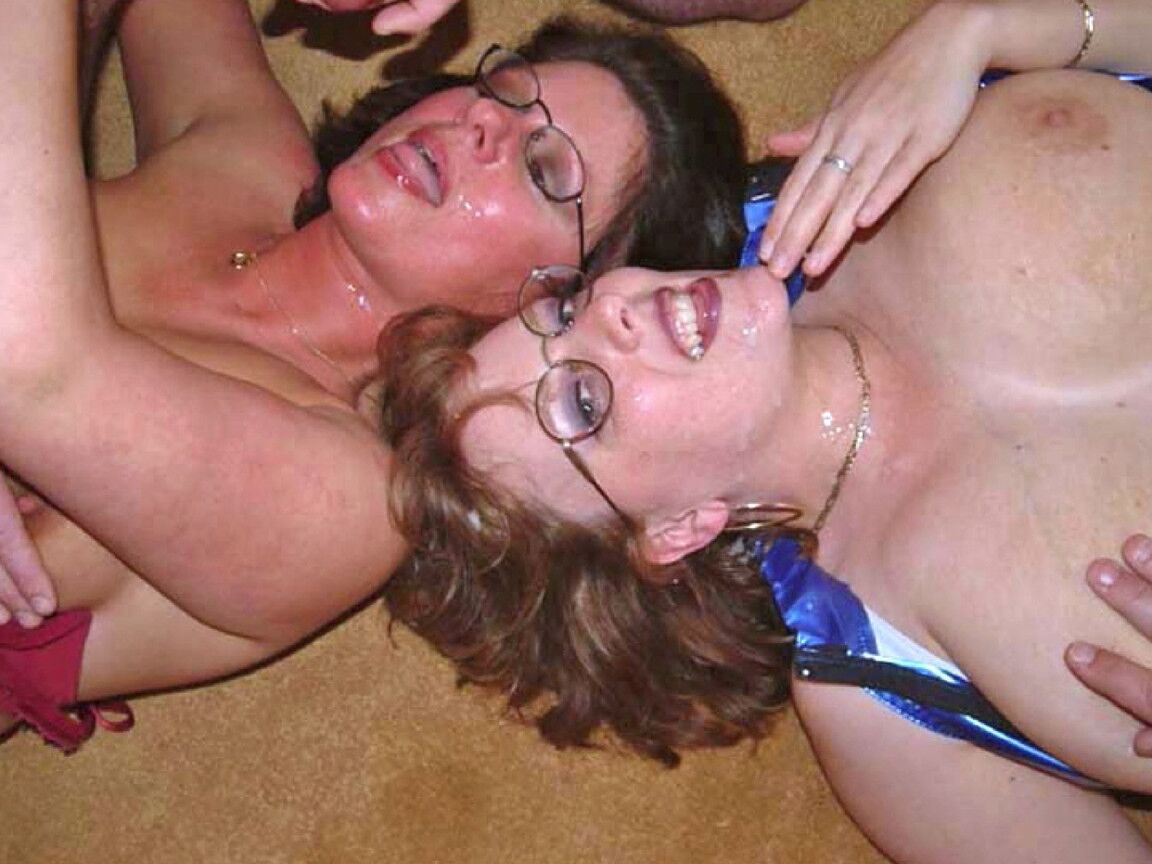 20P La chica británica Curvy Claire y su novia reciben corridas en sus caras cubiertas con gafas