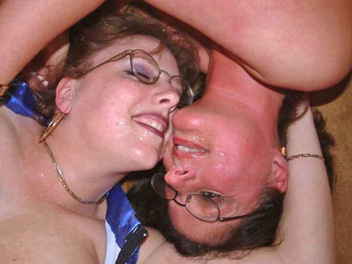 20P La chica británica Curvy Claire y su novia reciben corridas en sus caras cubiertas con gafas