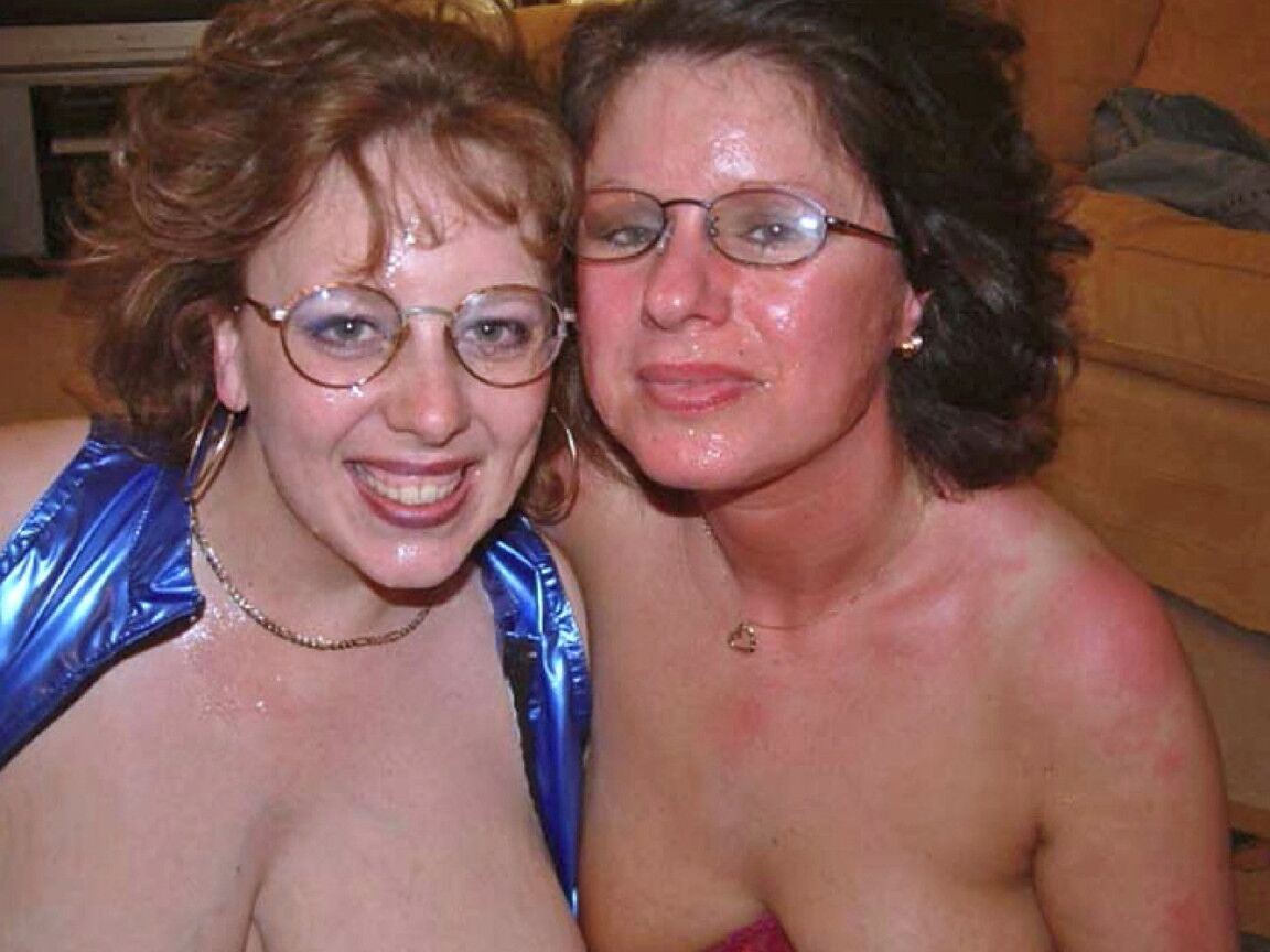 20P La chica británica Curvy Claire y su novia reciben corridas en sus caras cubiertas con gafas