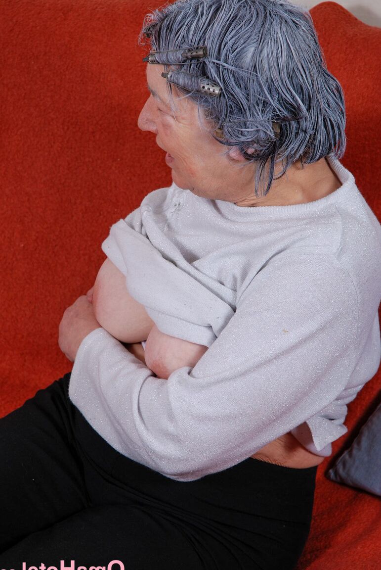 21P Granny Libi muestra sus grandes tetas y frota su castor peludo e hinchado antes de jugar