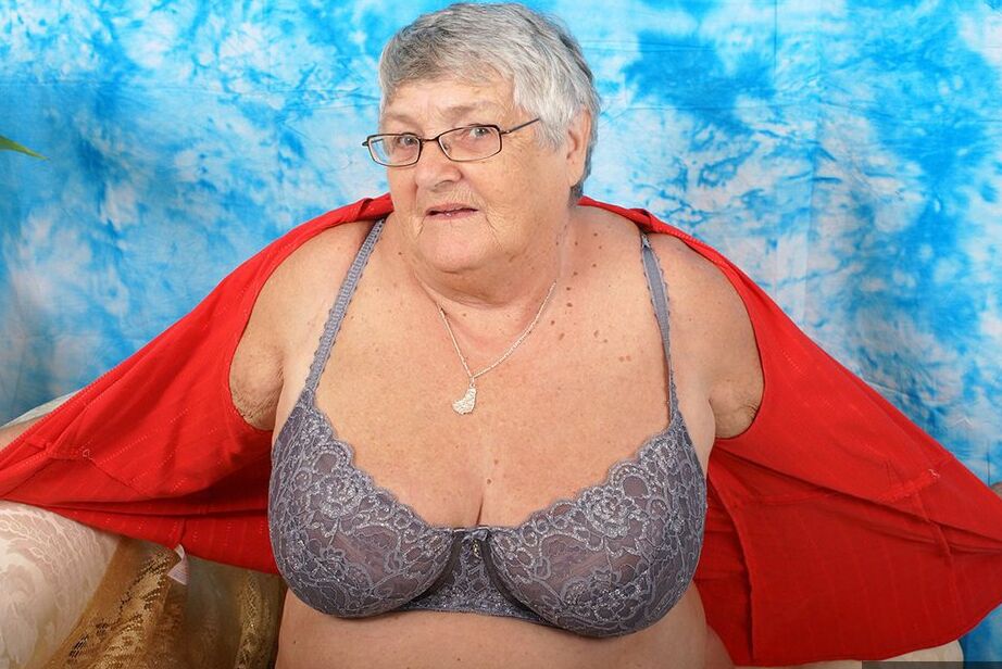 20P La grand-mère amateur britannique Libby enfonce le talon de sa chaussure dans son vagin