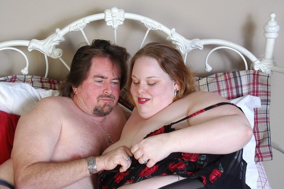 16P SSBBW Shaela exibindo rola na barriga enquanto dá e recebe sexo oral