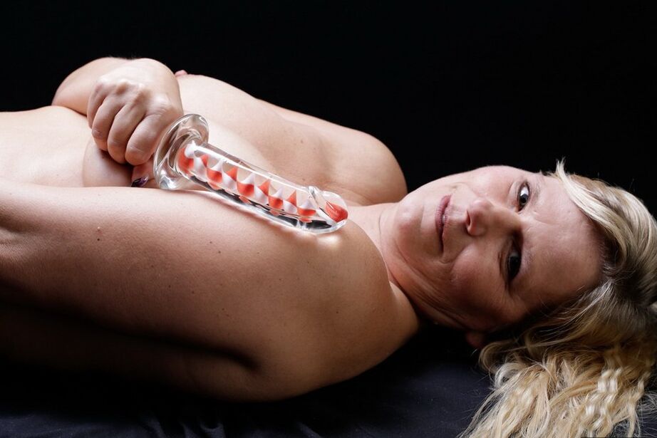 19P La rubia mayor Sweet Susi juega con su coño en la pista de aterrizaje durante una aventura en primer plano