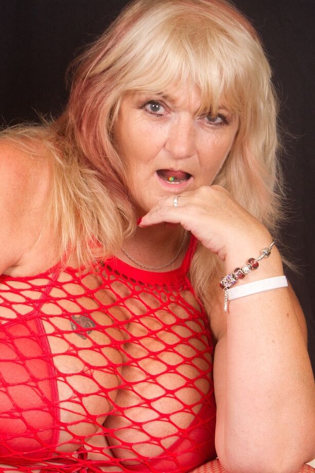 20P La blonde plus âgée BBW Dirty Doctor libère ses gros seins avant de se masturber