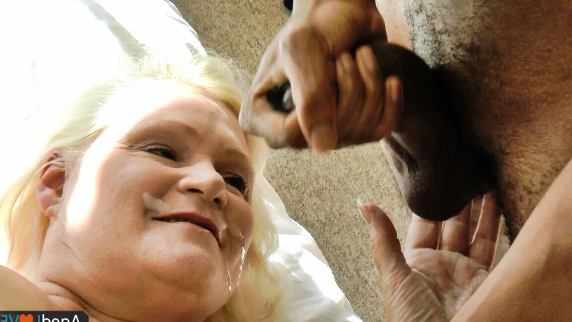 16P Gut gealterte blonde BBW, die mit zwei Schwänzen umgeht