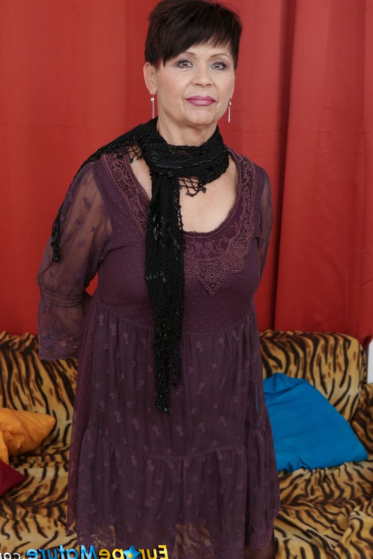 21P Abuela de pelo corto y medias Rosa mete un juguete sexual azul en su coño maduro