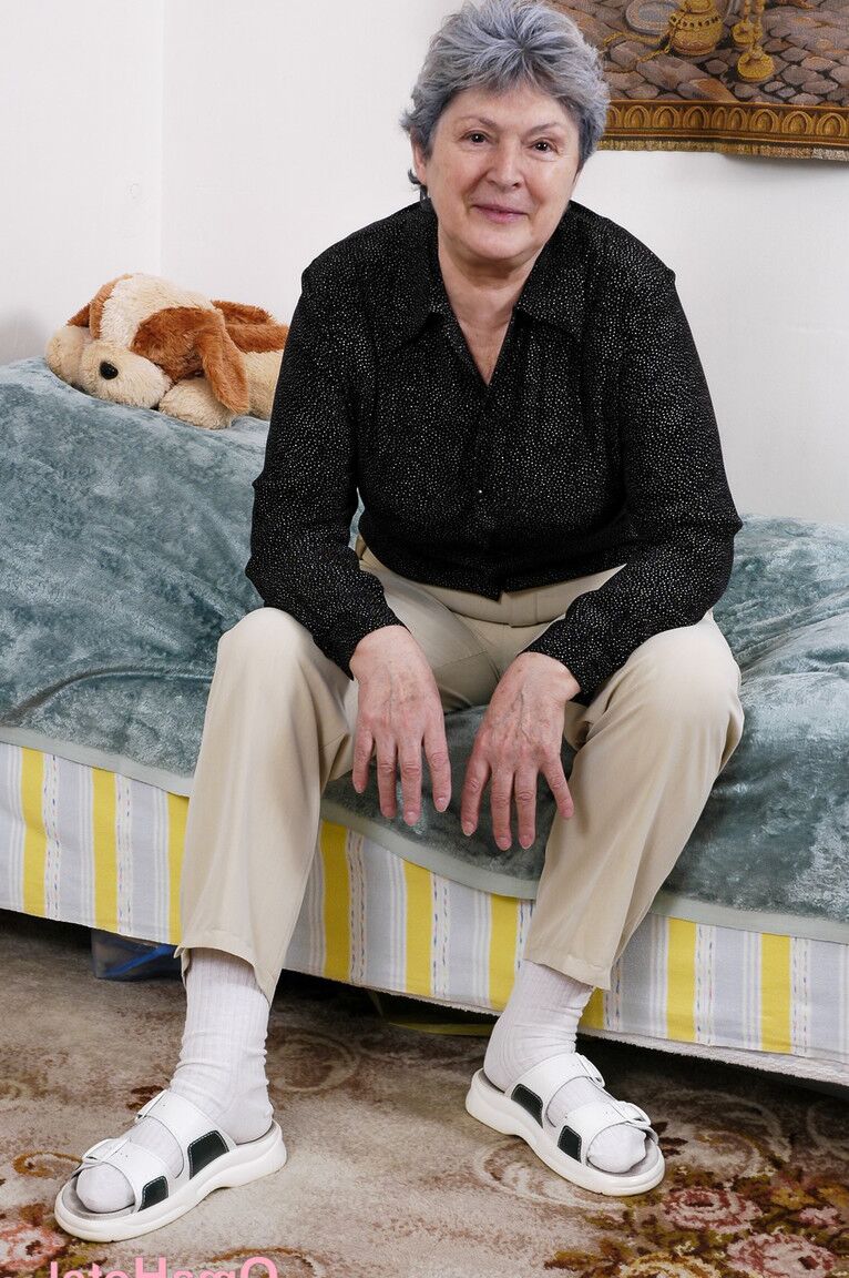21P La abuela gordita de pelo gris Othilia juega con su coño peludo y cachondo con un consolador
