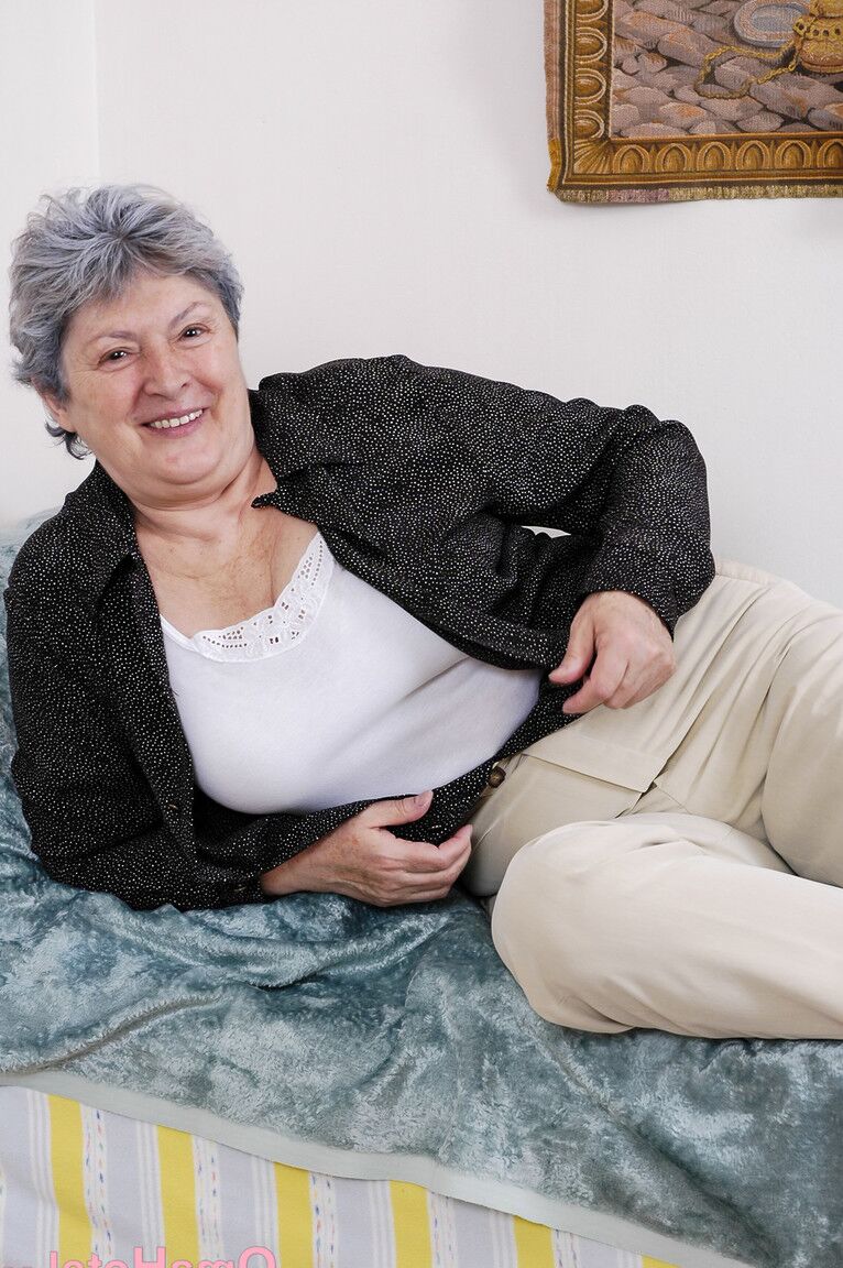21P La abuela gordita de pelo gris Othilia juega con su coño peludo y cachondo con un consolador