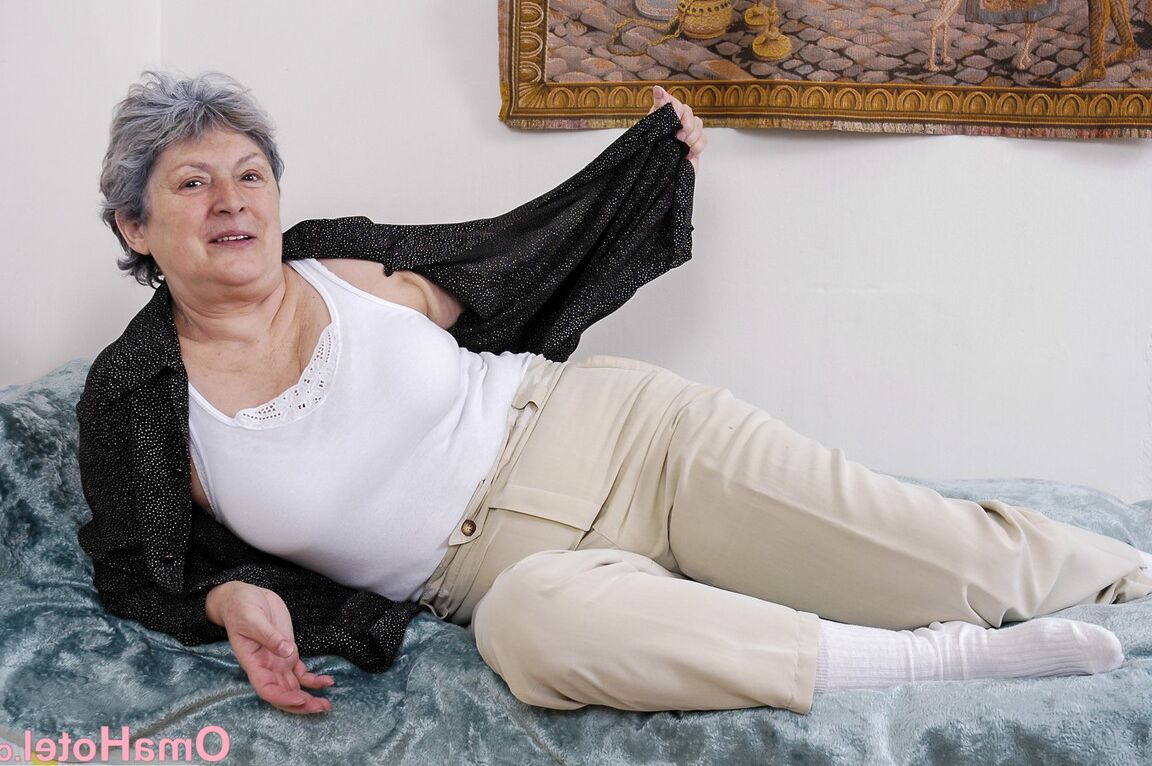 21P La abuela gordita de pelo gris Othilia juega con su coño peludo y cachondo con un consolador