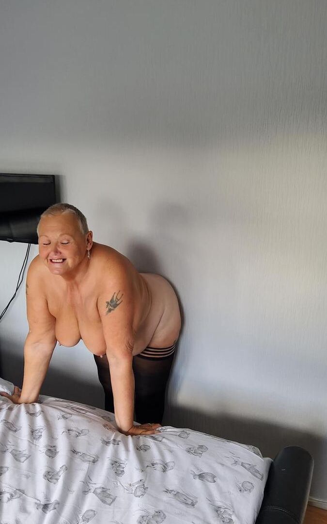 16P Vovó com excesso de peso Valgasmic Exposed tira a lingerie para posar nua em meias