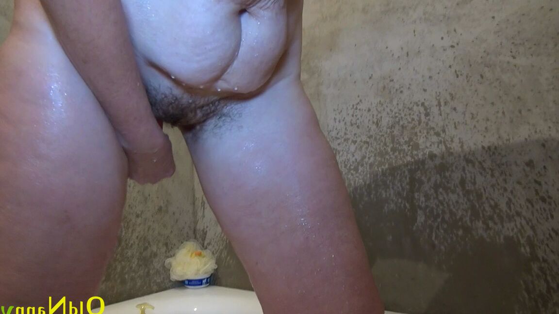 20P Short haired granny masturbating passionately in the bathtub in a solo