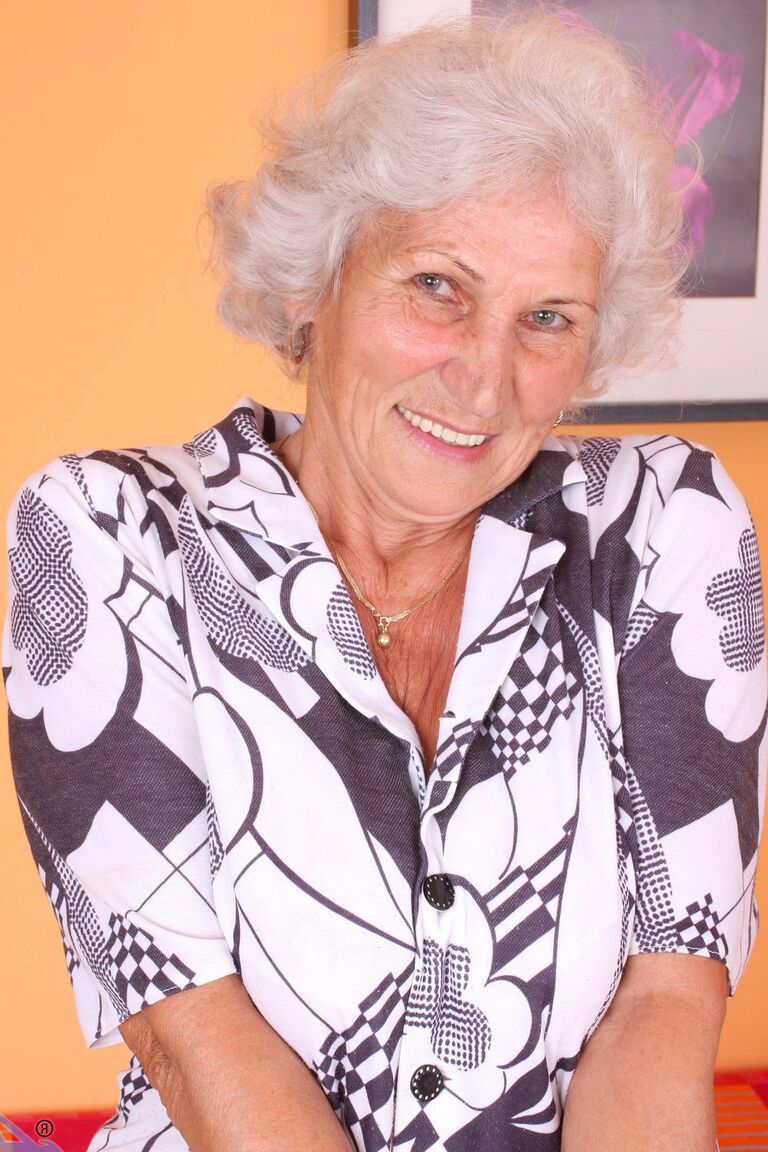 21P La abuela de pelo gris Betty expone sus tetas caídas y se mete los dedos en la almeja