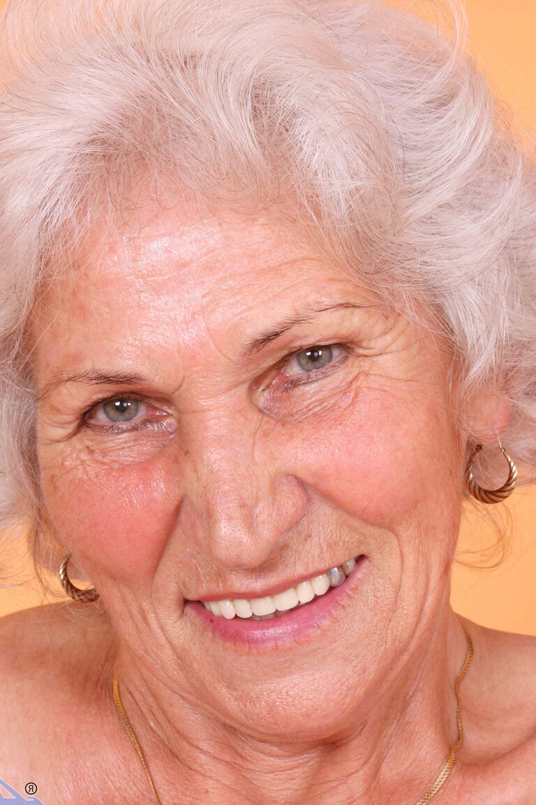 21P La abuela de pelo gris Betty expone sus tetas caídas y se mete los dedos en la almeja