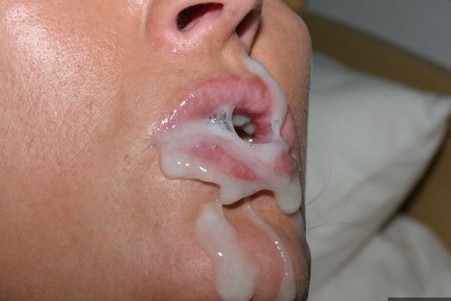 20P Juicy Jo, morena com tesão, leva uma grande carga de esperma quente no rosto depois do boquete
