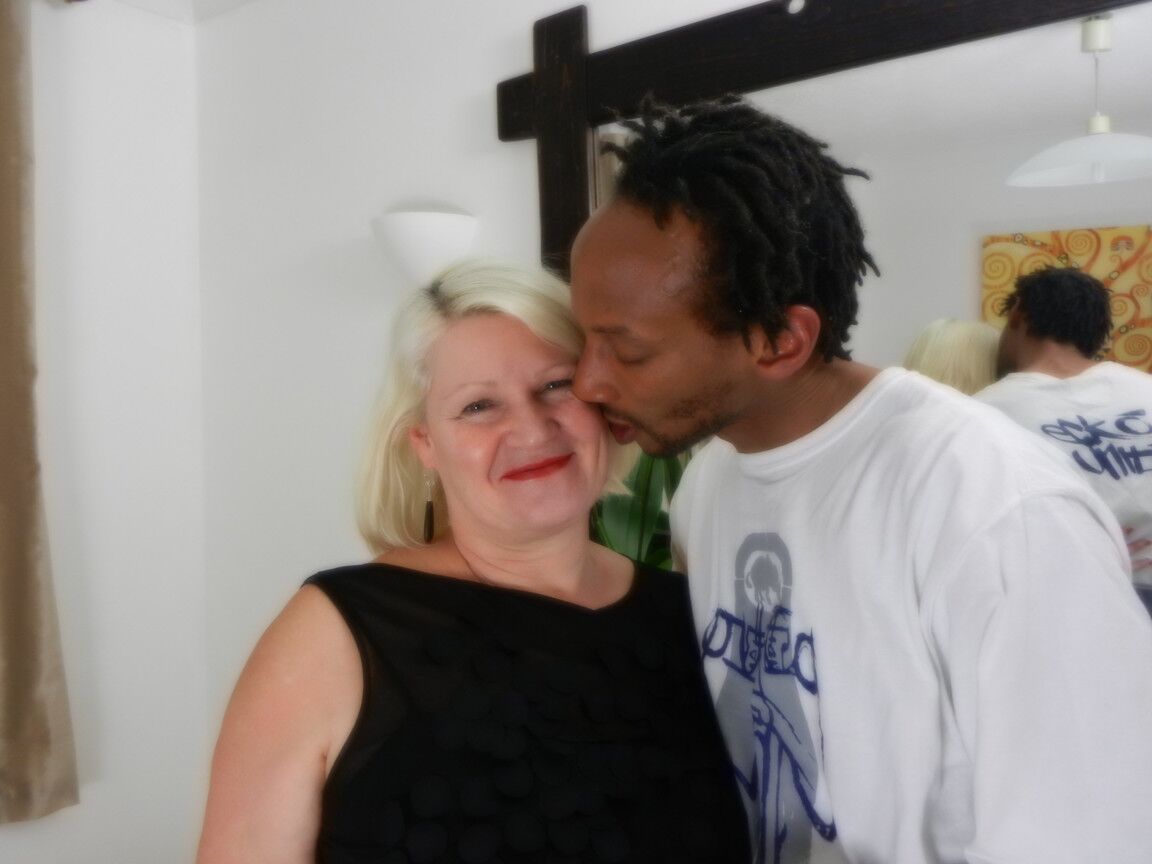 21P Vovó tesão Lacey Starr seduz um garanhão preto magro e fode sua vara enorme
