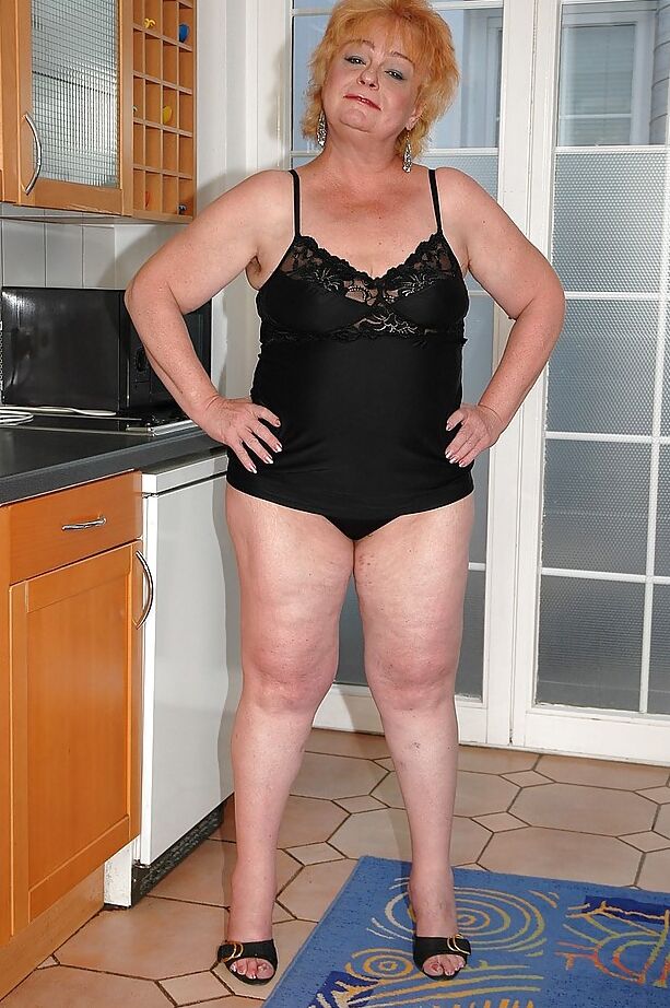 16P Abuela gorda con tacones altos abriendo el culo para mostrar sus estrechos agujeros