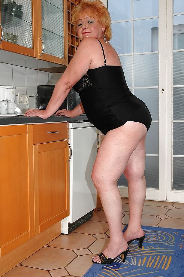 16P Abuela gorda con tacones altos abriendo el culo para mostrar sus estrechos agujeros