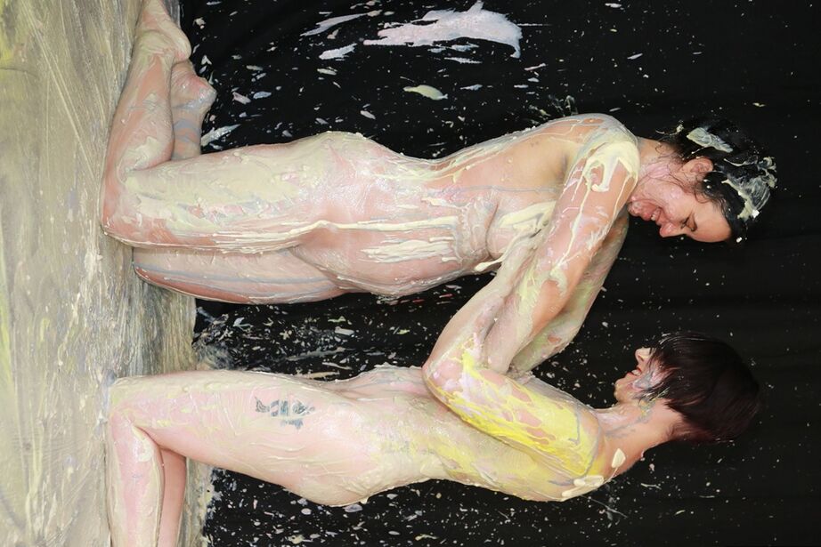 20P A garota amadora Zander Lee e sua amante lésbica se cobrem com pintura corporal