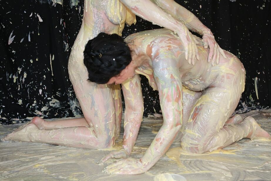 20P A garota amadora Zander Lee e sua amante lésbica se cobrem com pintura corporal