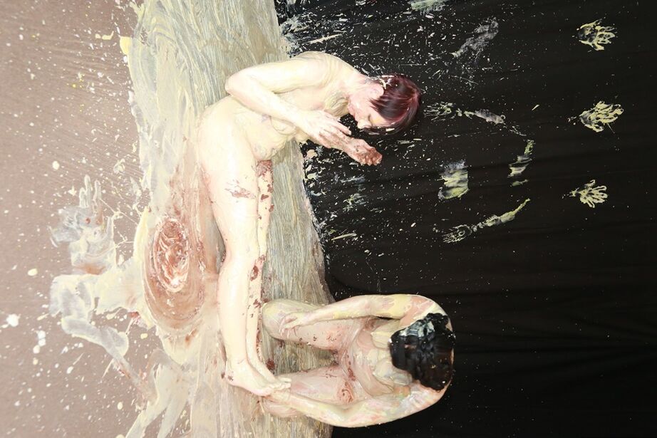 20P A garota amadora Zander Lee e sua amante lésbica se cobrem com pintura corporal