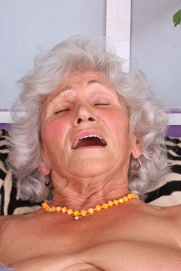 21P Betty, mamie aux cheveux gris, perd sa robe et se frotte le vagin poilu