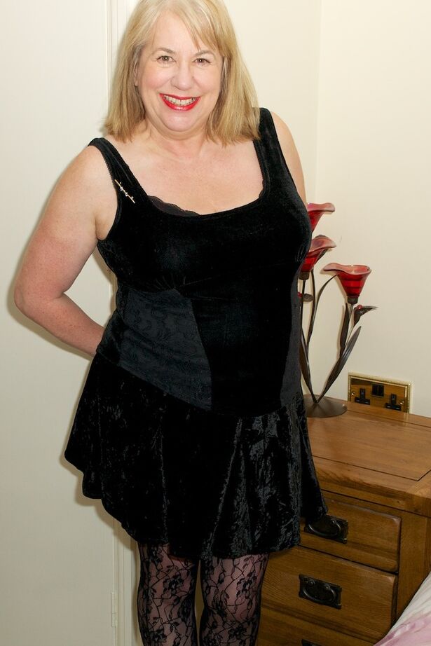20P British amateur Speedy Bee has sexual relations with a younger gentleman