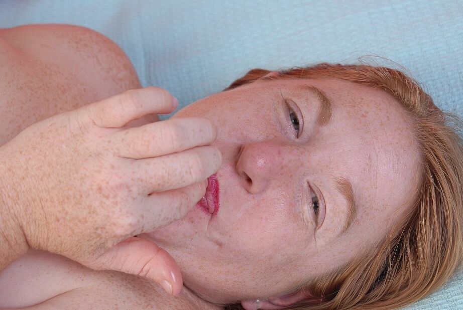 16P La pelirroja gorda Keno tiene un jugoso coño BBW follado con los dedos por un hombre cachondo