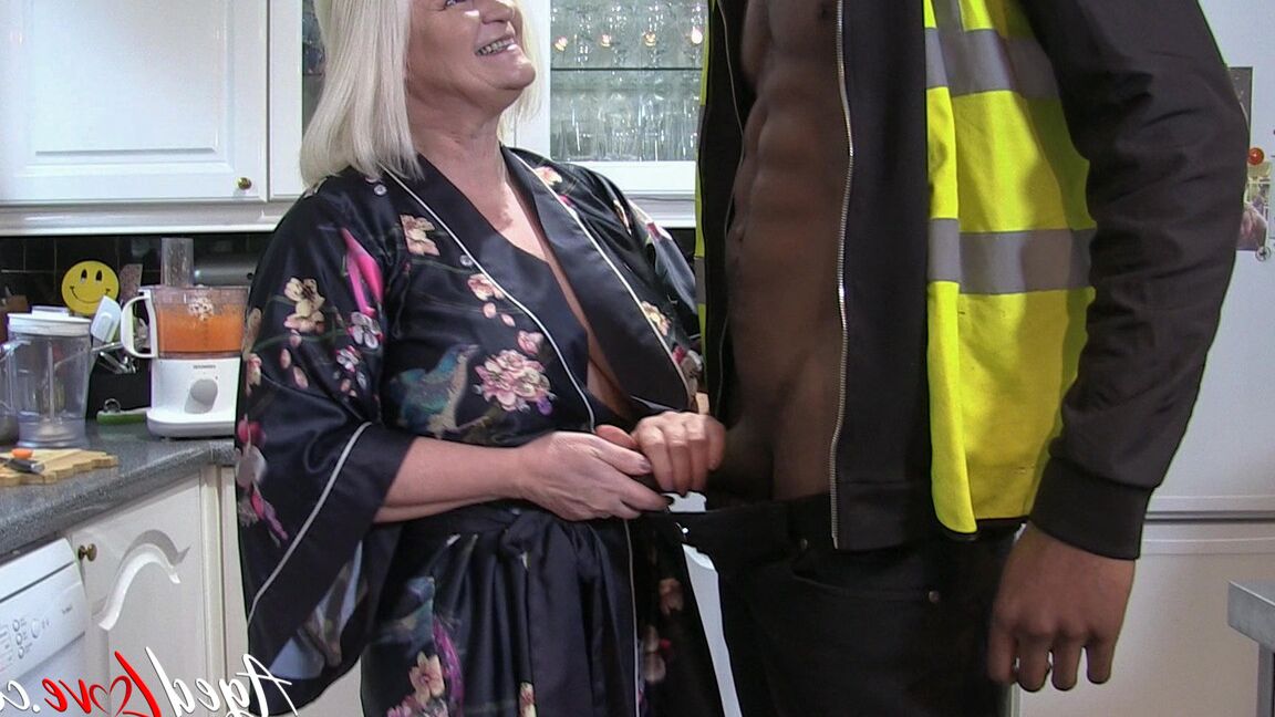 21P Lacey Starr, mamie aux gros seins, se fait baiser la chatte par une énorme bite noire