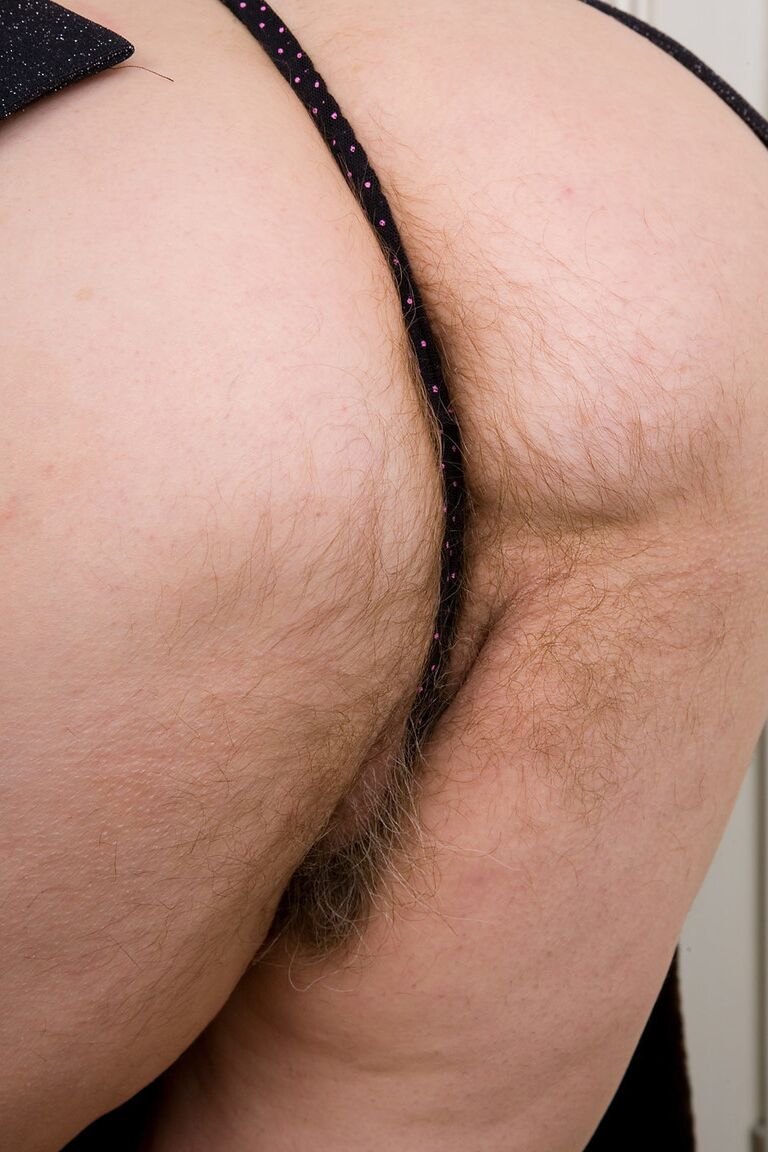 21P Encantadora abuela tetona mostrando sus agujeros peludos y sus grandes pechos