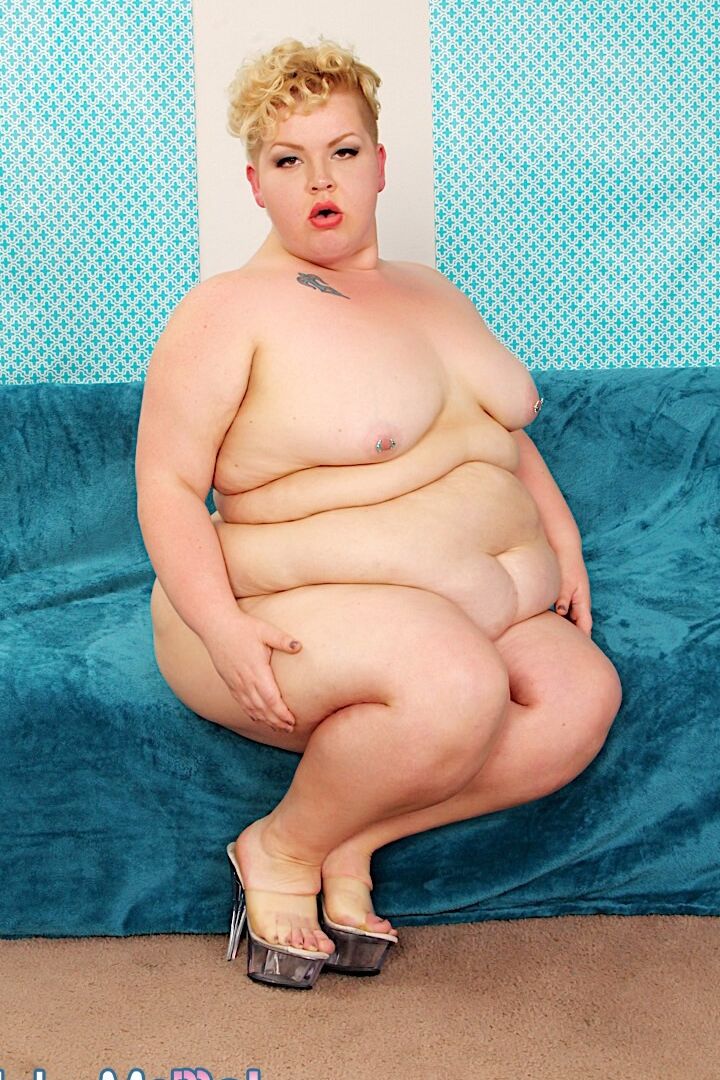 15P Hembra gorda con pelo rizado Velma Voodoo gotea semen de la barbilla después de una mamada