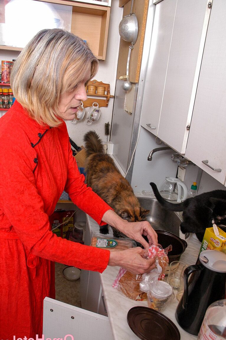 21P La abuela rubia Helene se quita el vestido rojo y se masturba en la cocina