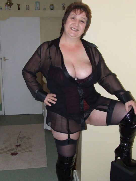 20P Kinky Carol, une grosse femme plus âgée, libère ses énormes seins et sa chatte de la lingerie