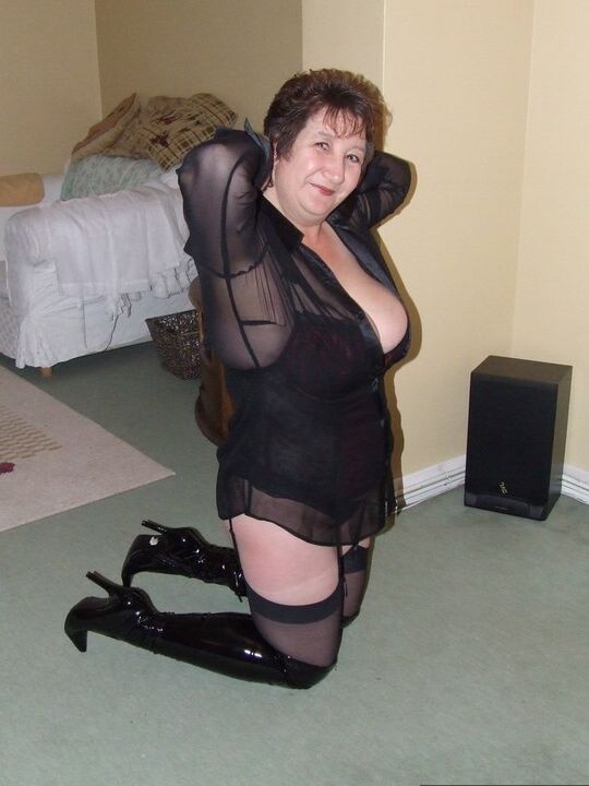 20P Kinky Carol, une grosse femme plus âgée, libère ses énormes seins et sa chatte de la lingerie