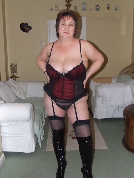 20P Kinky Carol, une grosse femme plus âgée, libère ses énormes seins et sa chatte de la lingerie