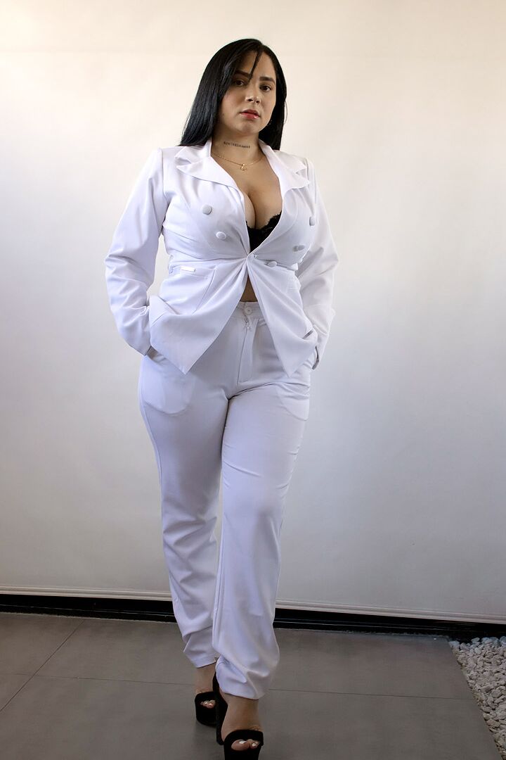16P Kim Velez, une adolescente latina épaisse, libère ses gros seins dans des sous-vêtements string.