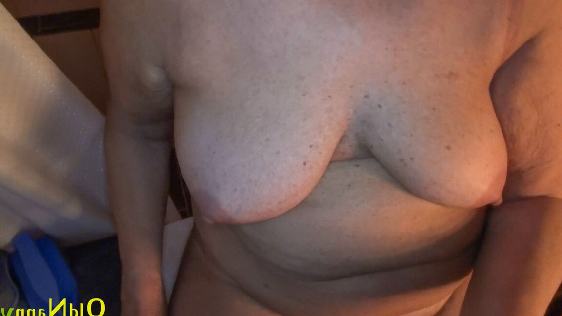 21P La lujuriosa abuela amateur Helene cuida pollas duras y se masturba