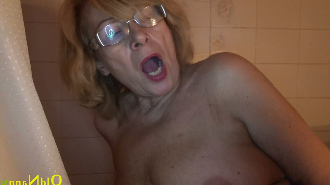 21P La lujuriosa abuela amateur Helene cuida pollas duras y se masturba