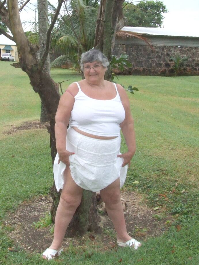20P 肥満のイギリス人女性リビーおばあちゃんが木の下で大きなおっぱいを露出