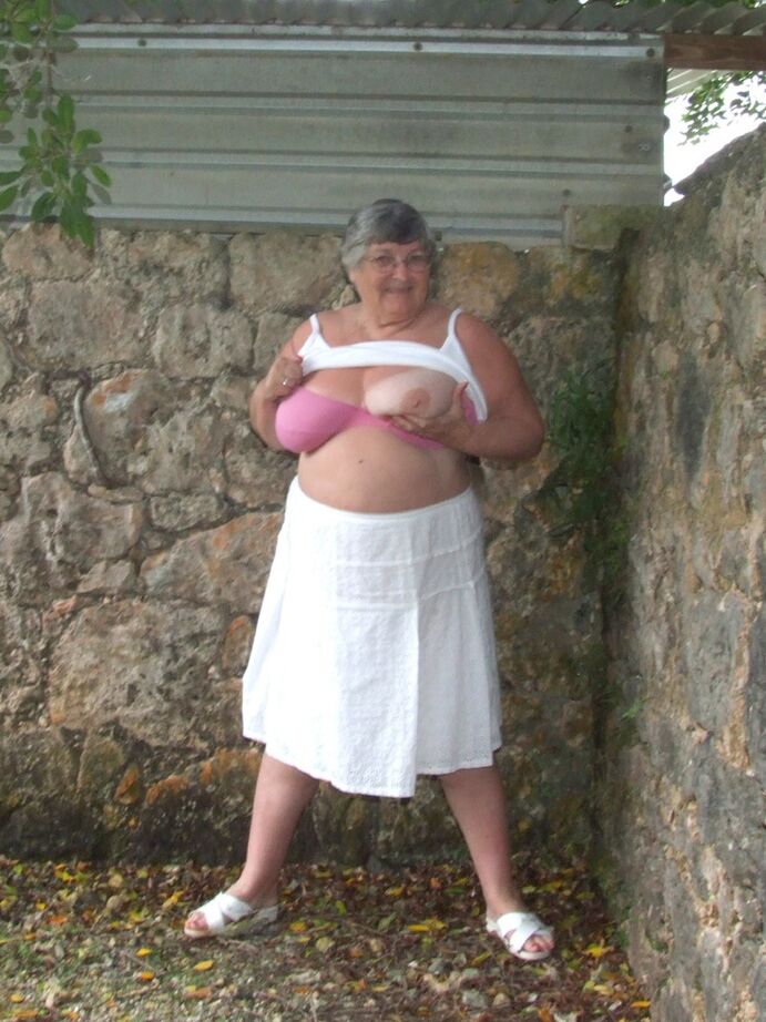 20P 肥満のイギリス人女性リビーおばあちゃんが木の下で大きなおっぱいを露出
