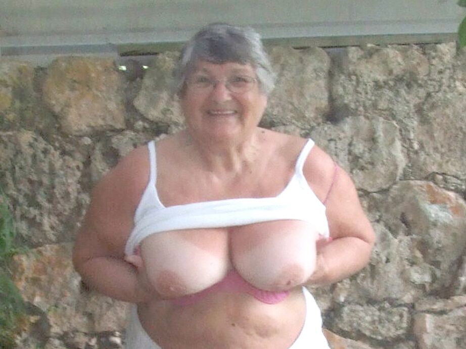 20P 肥満のイギリス人女性リビーおばあちゃんが木の下で大きなおっぱいを露出