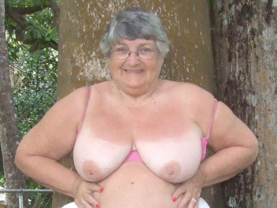 20P 肥満のイギリス人女性リビーおばあちゃんが木の下で大きなおっぱいを露出