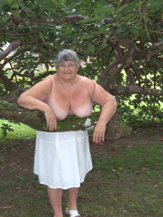 20P 肥満のイギリス人女性リビーおばあちゃんが木の下で大きなおっぱいを露出