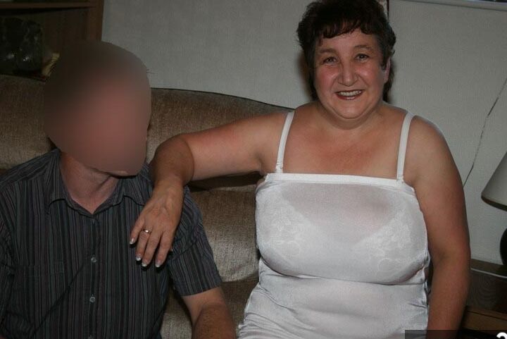 16P A velha amadora Kinky Carol cumprimenta seu menino de brinquedo com um vestido revelador e botas OTK