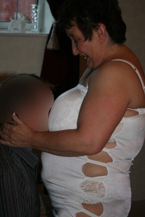 16P A velha amadora Kinky Carol cumprimenta seu menino de brinquedo com um vestido revelador e botas OTK