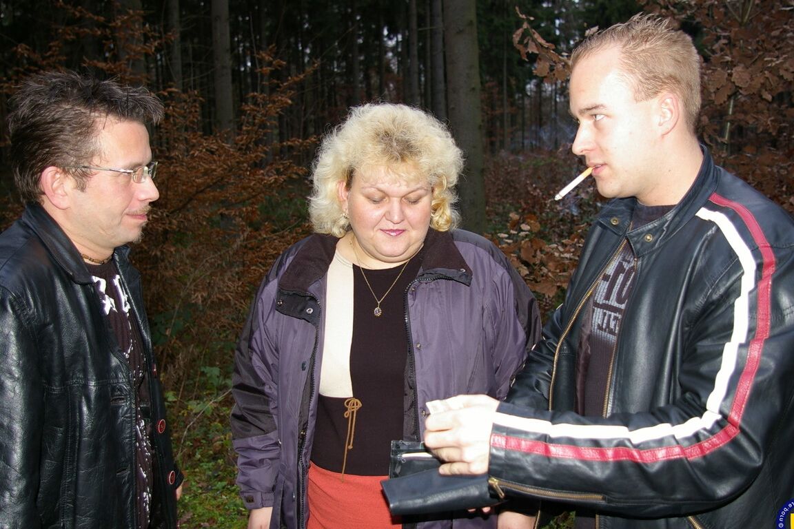 Die 21P reife BBW Corinne hat nachts einen heißen Outdoor-Dreier mit Hengsten